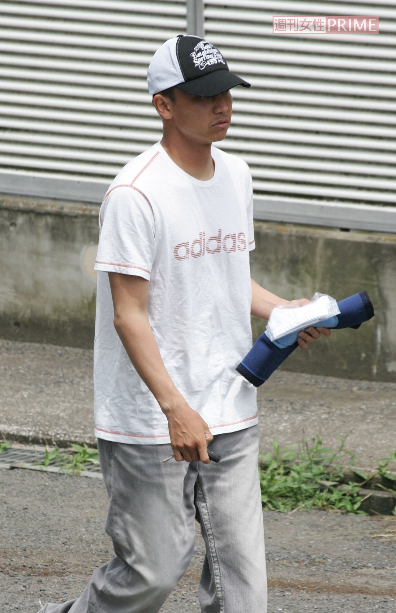 2008年の不倫騒動から復帰後、読売ジャイアンツ球場を後にする二岡智宏