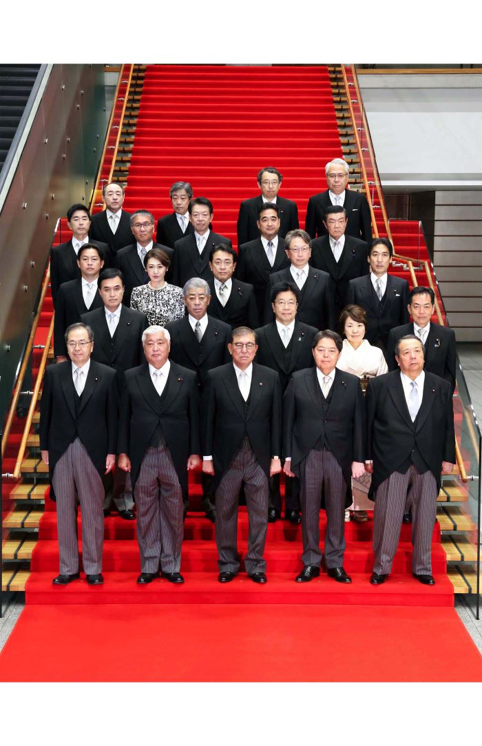 首相官邸の公式ホームページの写真。見比べてみると確かにパンツの長さが違うようにみえる