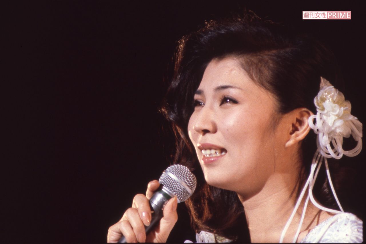 第22回日本レコード大賞で歌う八代亜紀（'80年撮影）写真／週刊女性写真班