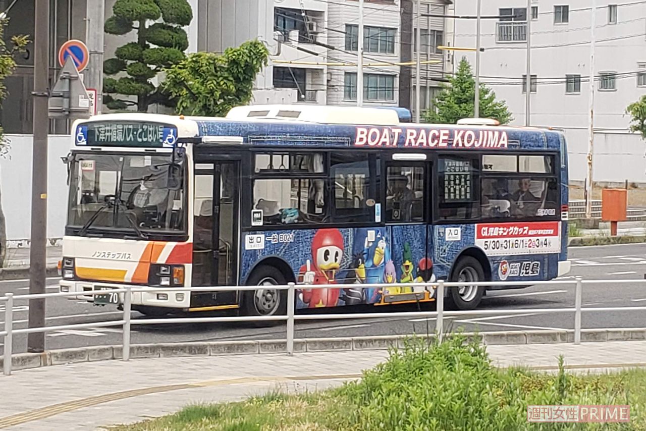 ボートレース児島の無料送迎バスは、ジーンズの街で知られる岡山県・児島だけありジーンズデザインだ　撮影／編集部