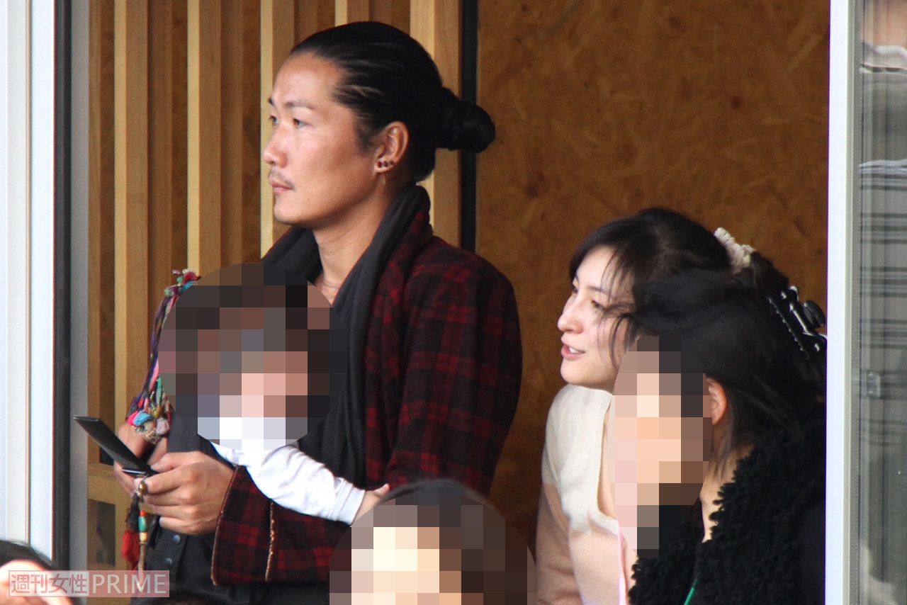 広末涼子と次男を抱いた夫のキャンドル・ジュン氏（2011年）