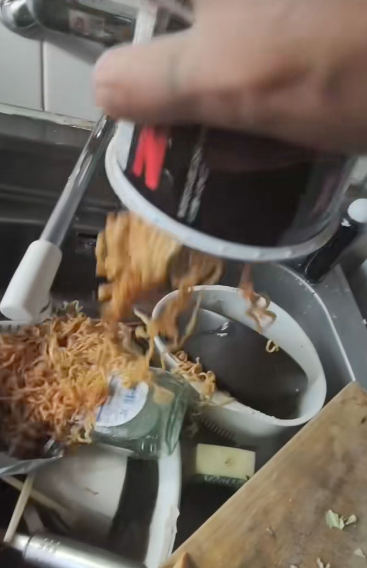 新西悠太容疑者のTikTokには、食べ物に食器用洗剤を流し入れる動画も
