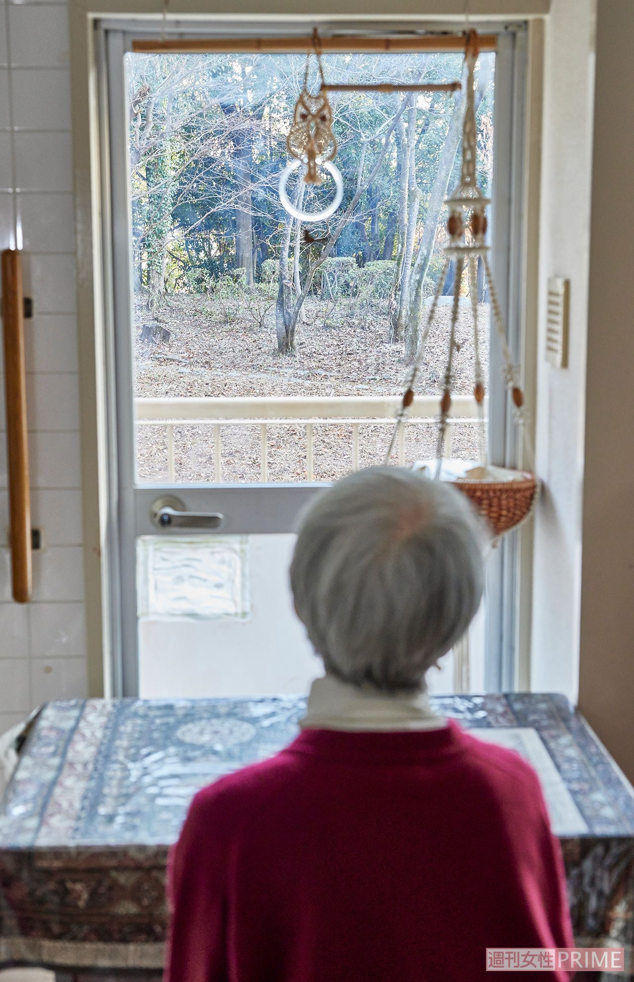 昼食はキッチンにある小さなテーブルで、窓からの風景を眺めながら食べるのが定番（撮影／廣瀬靖士）