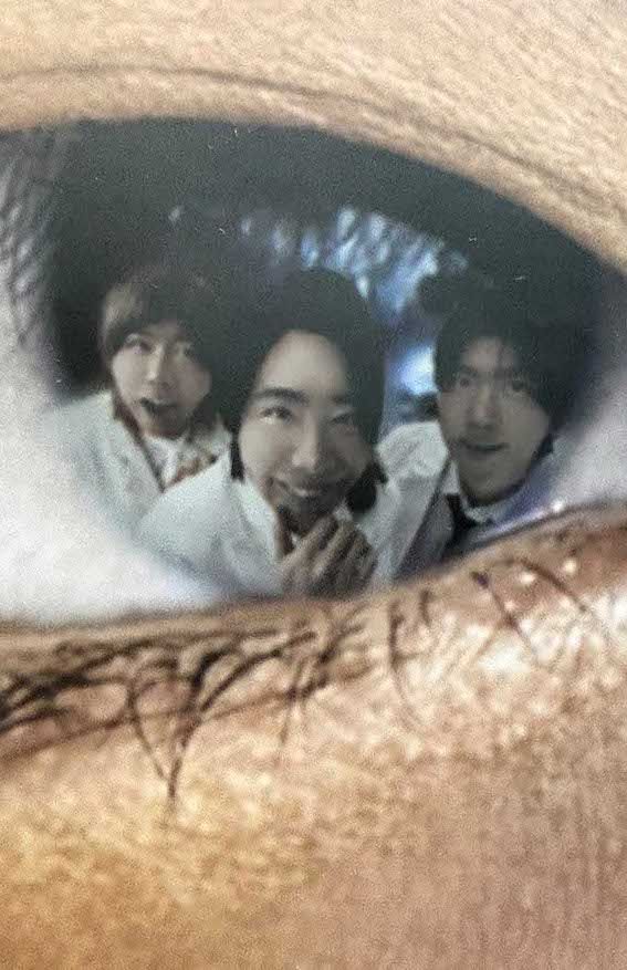 黒眼鏡専門デザインレーベル『QRO』のモデル男性の瞳には、Mrs.GREENAPPLEと思しき3人が（Xより）