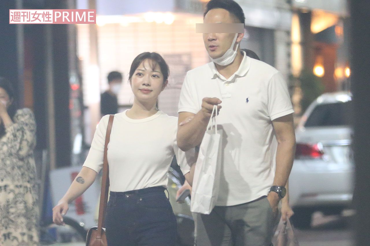 元『NMB48』の松岡知穂と肩を寄せ合って繁華街を歩く実業家のX氏