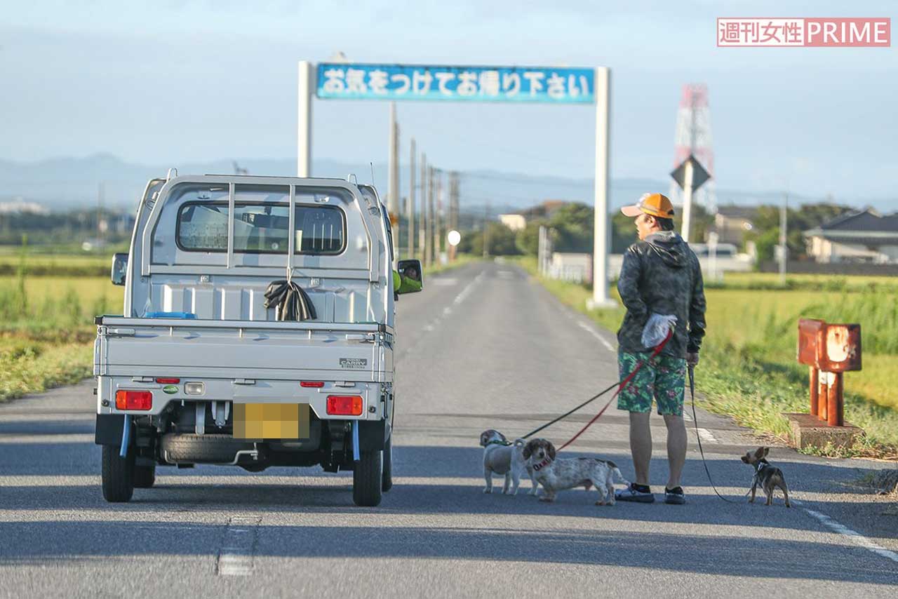 散歩中の坂上は地元の人々とも気さくに話す
