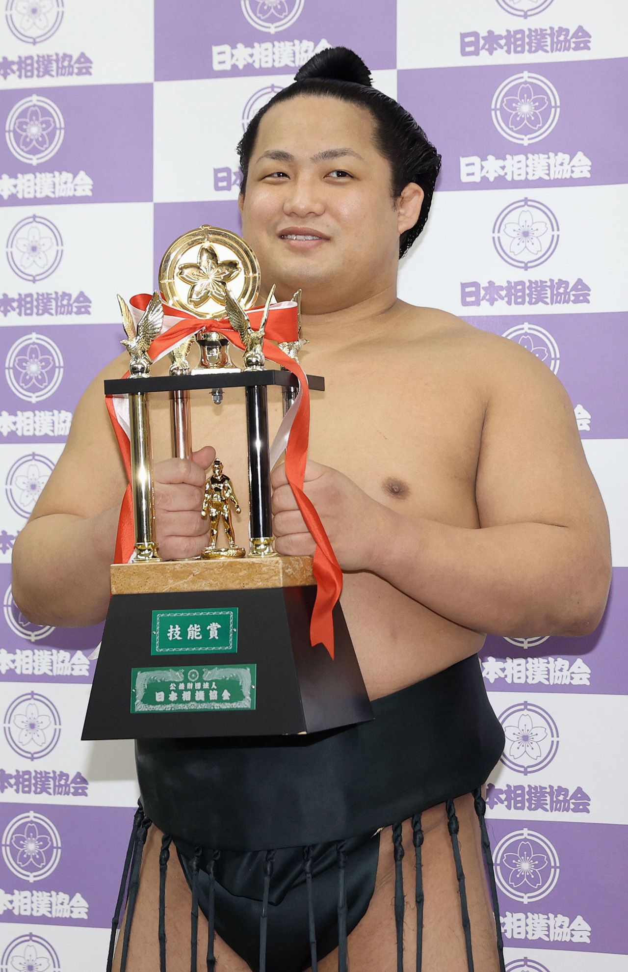 翠富士　横綱照ノ富士の土俵入りでは同部屋（伊勢ヶ濱）のため、つゆはらいを担当　撮影／共同通信