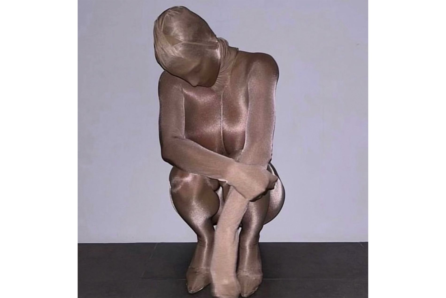 ツヤ素材の全身タイツ（ビアンカ・センソリ公式インスタグラムより）