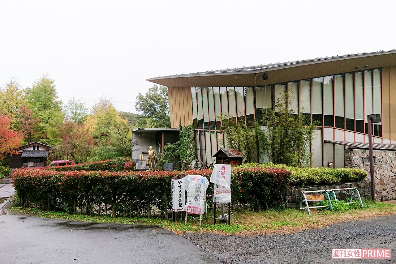 長野県小諸市にある“渥美清こもろ寅さん会館”は13年に閉館。寅さん像もどこか寂しげ