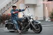 2014年5月、愛車のハーレーに跨がり、知人の店を尋ねる長瀬智也