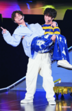 「最近太った」と語る永瀬廉を“お姫様抱っこ”する高橋海人(撮影/廣瀬靖士)
