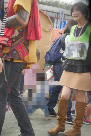 この前年の文化祭で役員用のゼッケンをつけ、ひざ上ミニスカートにブーツという秋らしい服装の広末（'18年10月）