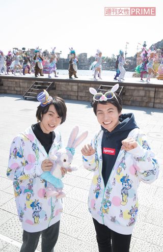 東京ディズニーシーで「ファッショナブル・イースター」を楽しむ2人。「それぞれおしゃれで、みんなステキだよ！」（小越くん）、「音楽がノリノリ！一緒に踊っちゃおう！」（宮崎くん）　撮影／廣瀬靖士