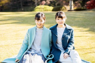 佳子さま26歳のお誕生日に公開された近影お写真、姉・眞子さんとのツーショット（2020年12月4日宮内庁撮影）