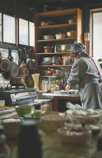 歴史を感じるあたたかいキッチン（写真提供／清水隆史）