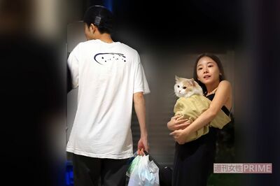 記者の声かけに対し、猫を見せるようにして微笑んだ稲垣莉生