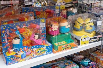 人形を操作し、相手をヒップアタックで倒す「ドンケツゲーム」と「ドンケツゲーム」。現在はミニオンなどのキャラ物コラボも