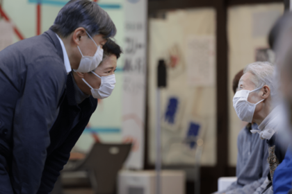 12日、穴水町の避難所で暮らす人々の話に腰を折り、耳を傾けられた両陛下