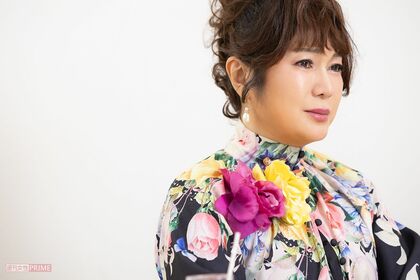 「私が死んだら親が泣くな……って考えたら、死ねない。でも死にたい……。そんなことばかり考えてましたね。両親はお金がなくて苦労してるのに、いじめられてるなんて、とても言えなかった」と学生時代を振り返るはるなさん（撮影／矢島泰輔）