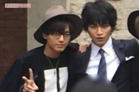 '17年3月に明治学院大学の卒業式で中島健人と写真を撮る永瀬廉。同年の4月に入学した