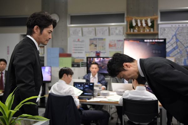 かつては香坂と同志だった渡部から“所轄は指示があるまで待機！”と言われる立場に