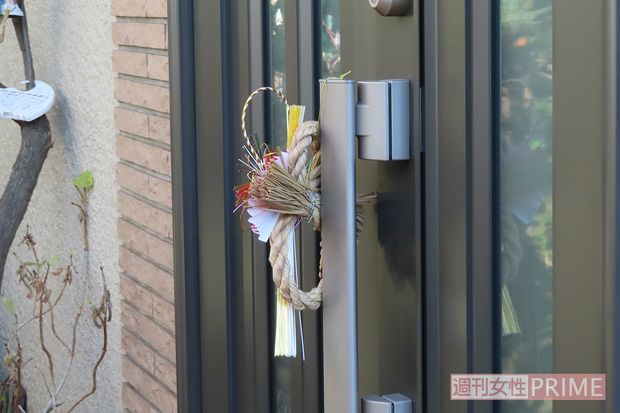 玄関には正月飾りが残されたまま……