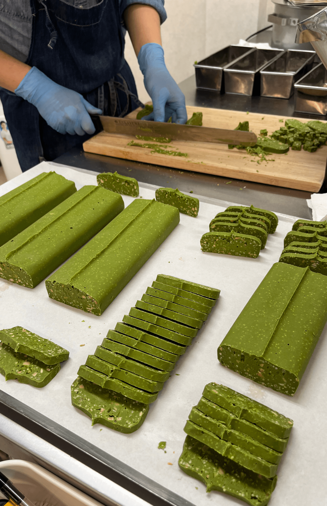 カカオの種類や食材のバリエーションは無限!　QUONテリーヌは1枚1枚手作業でカットされている