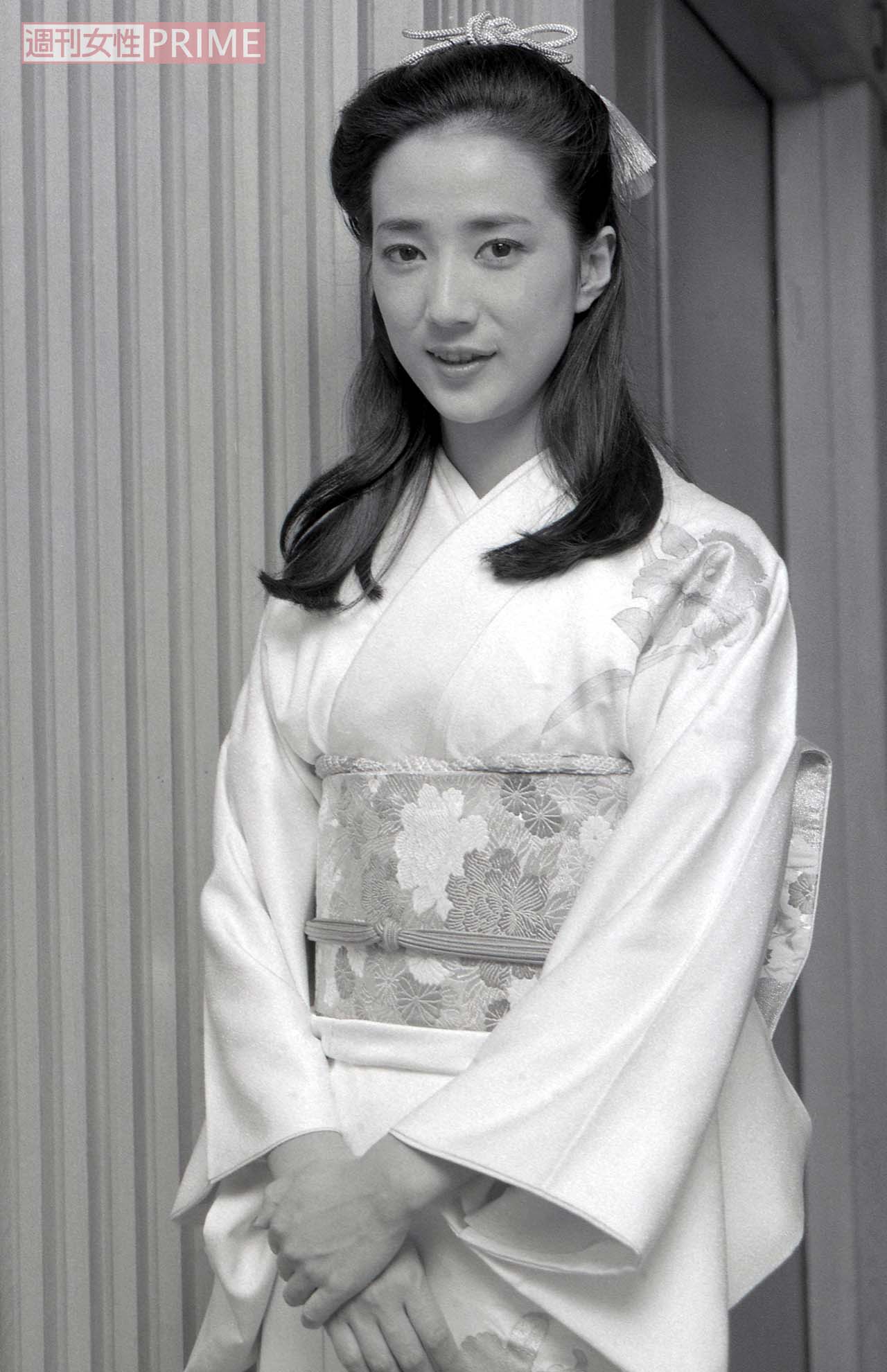 着物姿で「週刊女性」インタビューに答える松原千明さん（1983年12月）