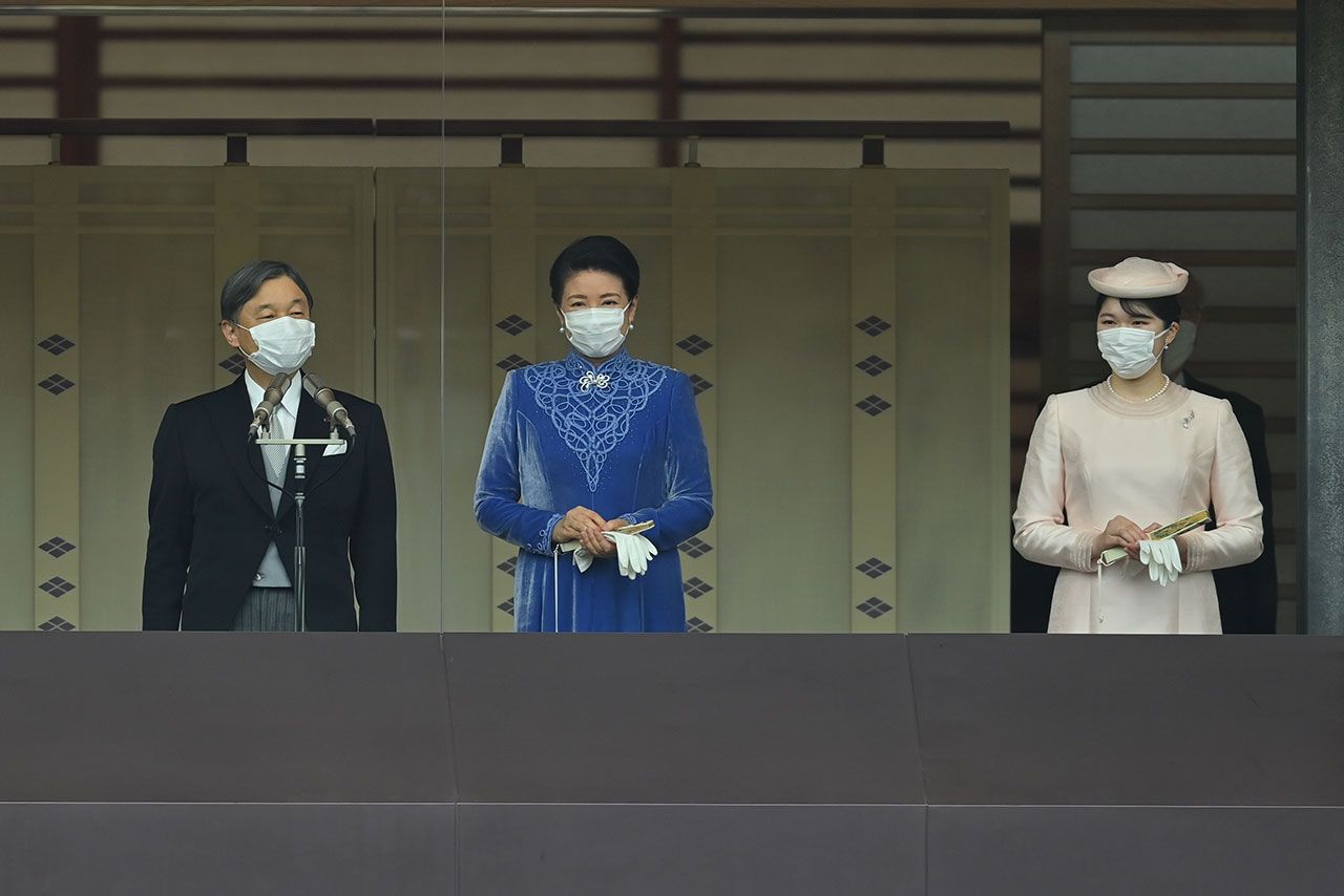 初めての天皇誕生日の一般参賀となった2023年、マスク姿でお出ましに