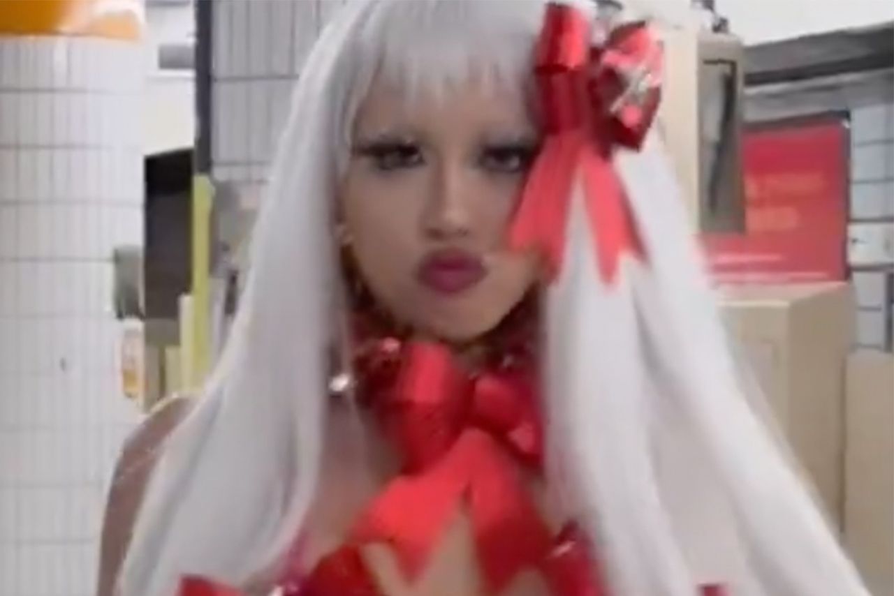 表参道駅ホームと思われる場所に立つサニバニ（本人のXより）