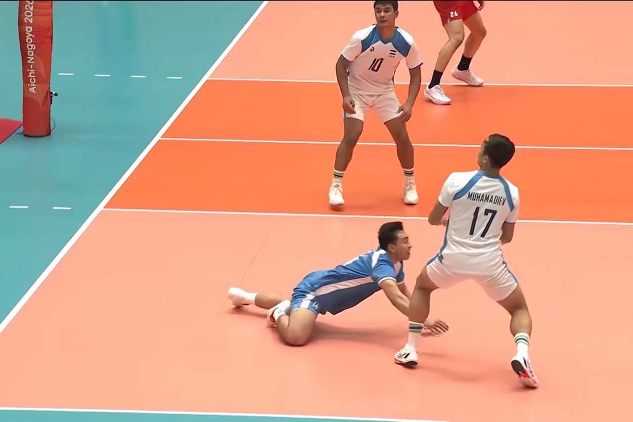 ファミマのソックスを履いて試合に挑むウズベキスタンの選手たち（TBSSPORTSの公式YouTubeより）