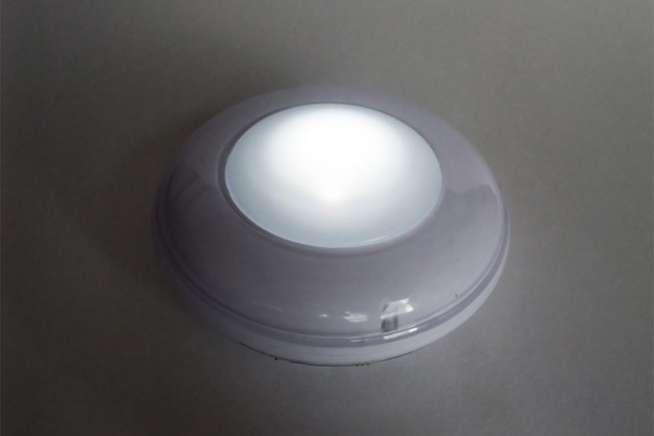 人感センサー付きライト。建物の外周部で死角になりそうなところや勝手口、玄関などに設置を　※写真はイメージです