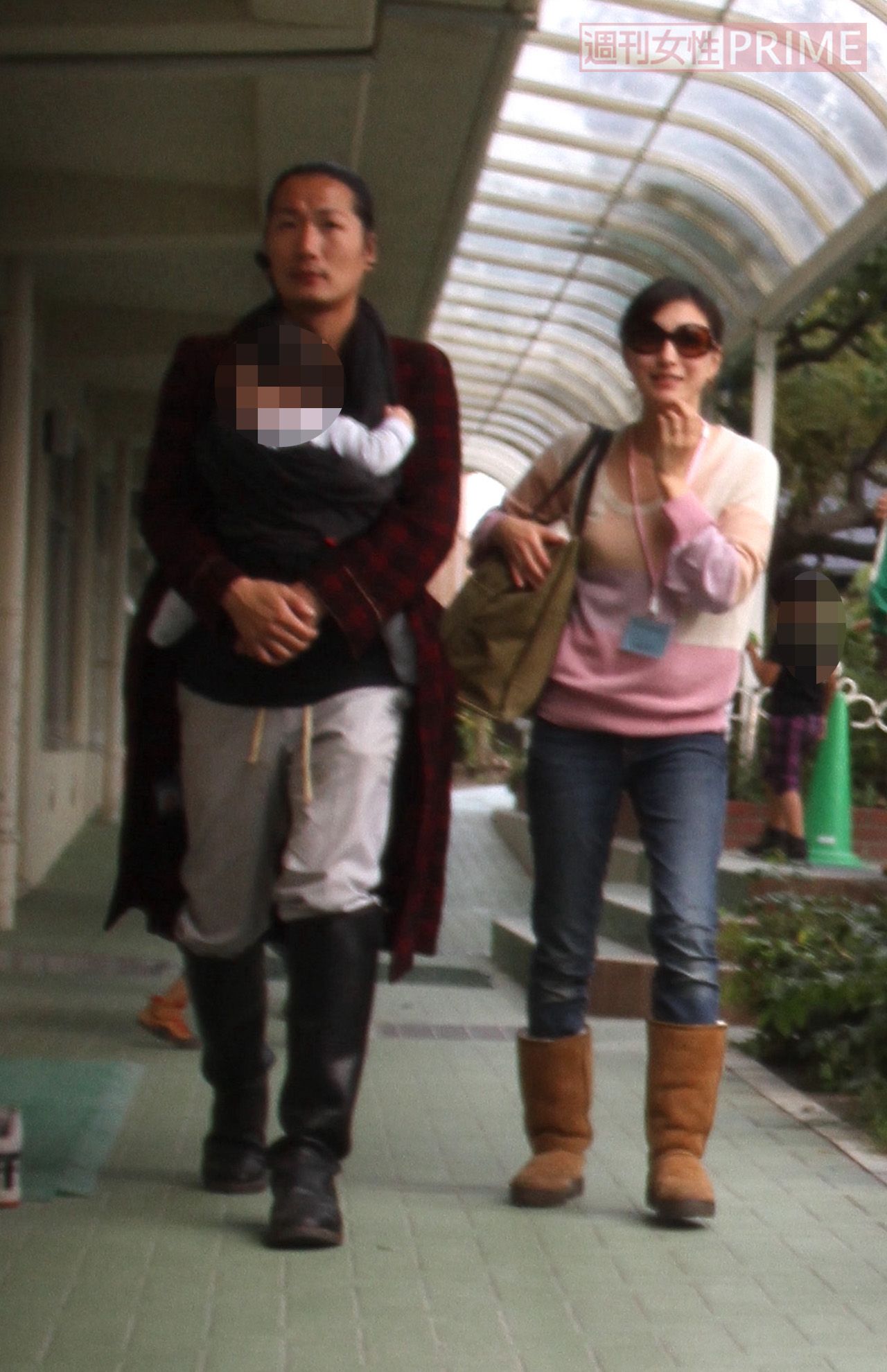 広末涼子と次男を抱いた夫のキャンドル・ジュン氏（2011年）