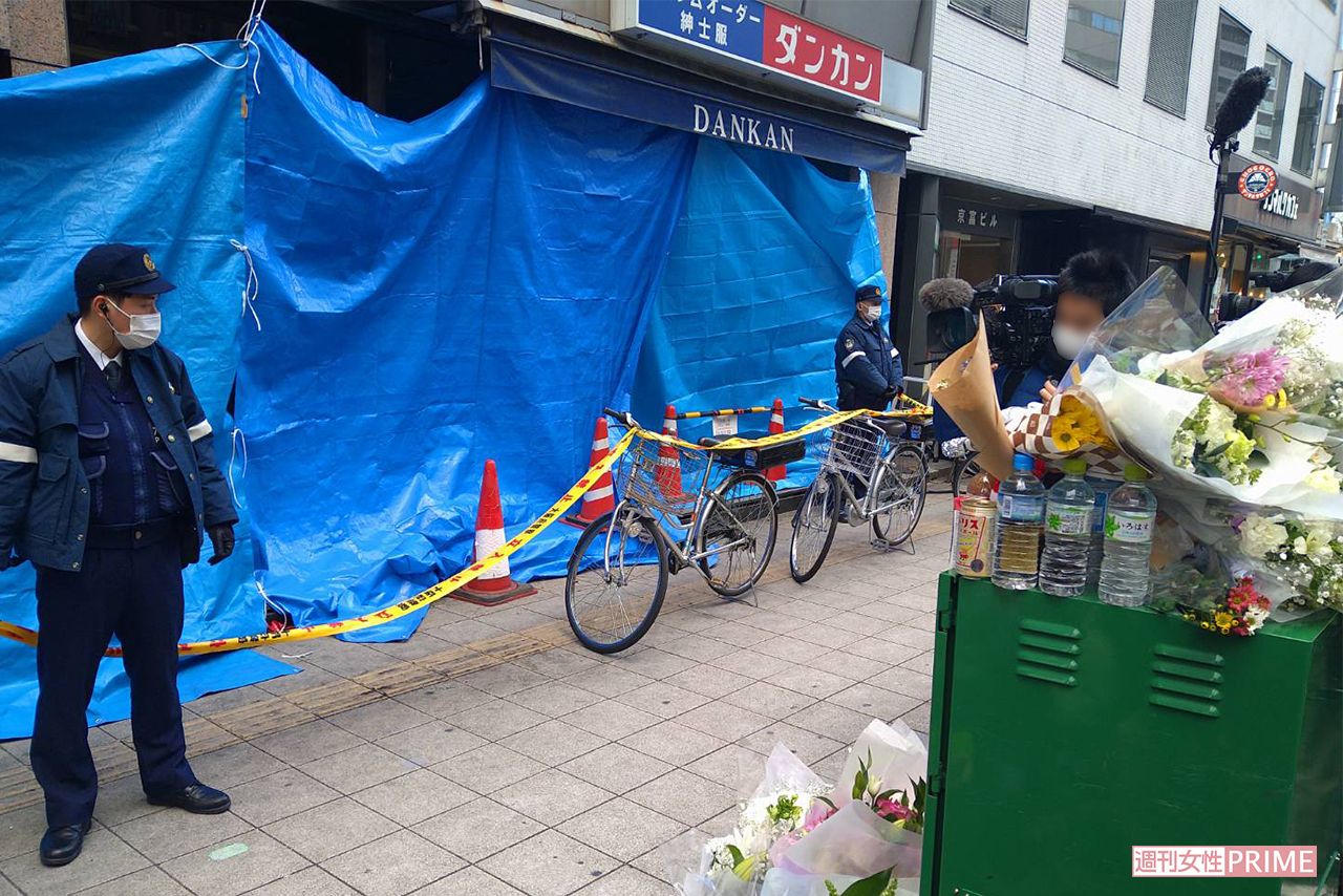 火災があったビル前には、たくさんの花が供えられた