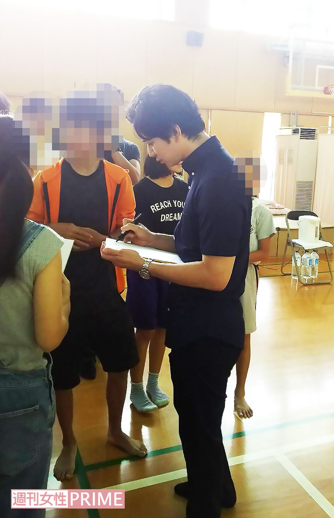 サインをする松本潤（'18年）