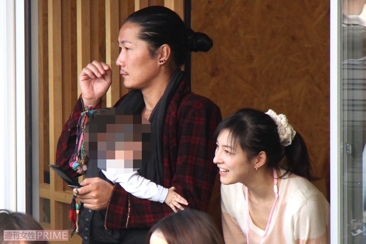 広末涼子と次男を抱いた夫のキャンドル・ジュン氏（2011年）