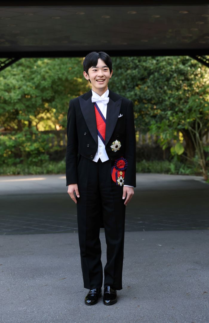 成年式の儀式を滞りなく終えられ、お住まいに戻られた悠仁さま。安堵の面持ちで報道陣の質問に答えられた