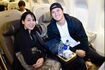 機内での大谷翔平と真美子夫人(ジョン・スーフー氏のインスタグラムより)