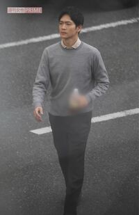 10月中旬、『いちばんすきな花』のロケでの松下洸平。早朝からの撮影をテキパキとこなしていた