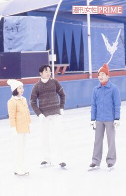 '81年2月、読売ランドのアイススケート場で滑られる浩宮さま（当時）と礼宮さま（当時）と紀宮さま（当時）。