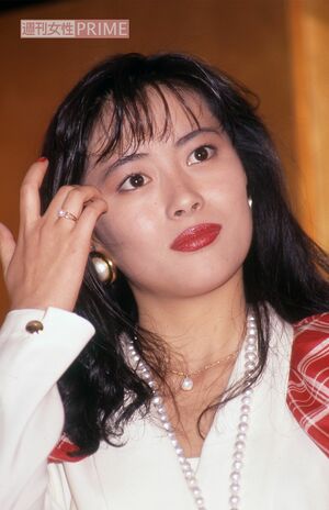 1988年、18歳のバースデーパーティーに出席した中山美穂