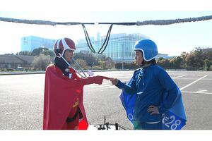 SnowMan向井康二扮する『マッサマン』（左）と、TravisJapan松田元太扮する『マツダマン』（『芸能人が本気で考えた！ドッキリGP』番組公式Ｘより）