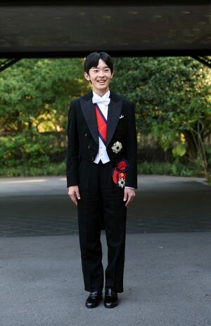 成年式の儀式を滞りなく終えられ、お住まいに戻られた悠仁さま。安堵の面持ちで報道陣の質問に答えられた