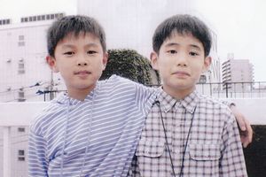 幼稚園のころから仲よしな佐々木勇気六段（右）と三枚堂達也四段（左）