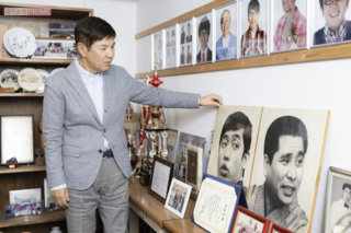 事務所の大先輩である萩本欽一、故・坂上二郎さんのパネルの前で。「要所要所で萩本さんからいただいたアドバイスのおかげでここまでくることができました」※撮影／矢島泰輔