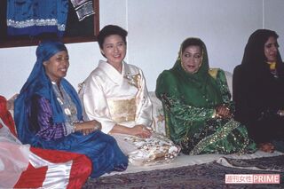 '94年11月、オマーンで婦人協会のレセプションの参加者と外国語でコミュニケーションをとられる雅子さま