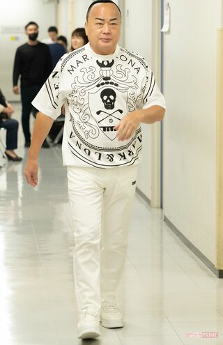 足早に現場入り。長年のゴルフとスキーで下半身を鍛えているため、歩く速度がとても速い（撮影／佐藤靖彦）