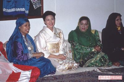 '94年11月、オマーンで婦人協会のレセプションの参加者と外国語でコミュニケーションをとられる雅子さま