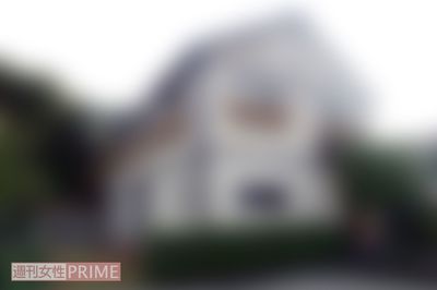 家族と同居する容疑者の自宅。中から血のついた包丁が発見された