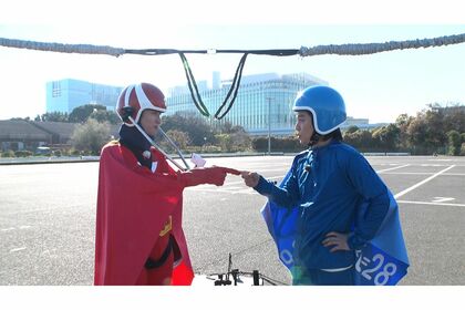SnowMan向井康二扮する『マッサマン』（左）と、TravisJapan松田元太扮する『マツダマン』（『芸能人が本気で考えた！ドッキリGP』番組公式Ｘより）